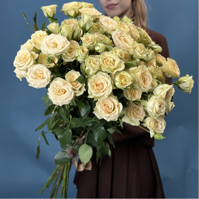 11 кустовых роз Тринити 80 см