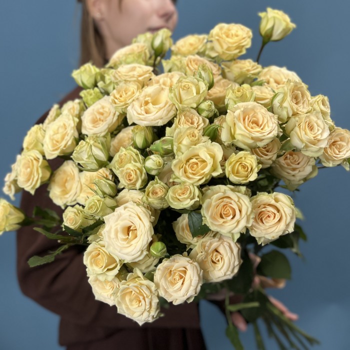 11 кустовых роз Тринити 80 см