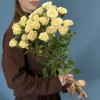 3 кустовые белые розы Тринити 80 см