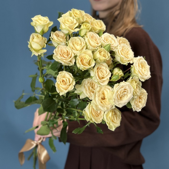 3 кустовые белые розы Тринити 80 см