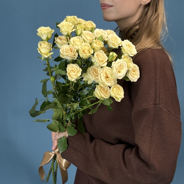 3 кустовые белые розы Тринити 80 см