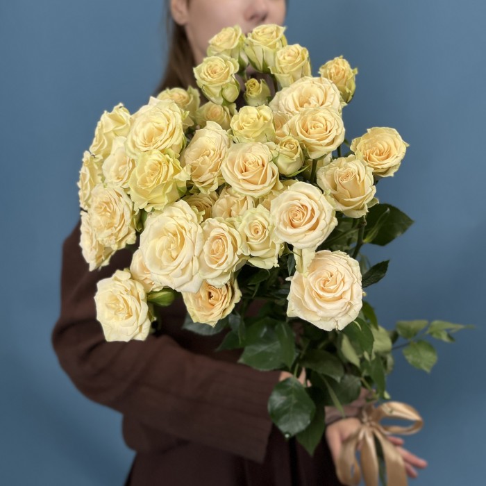 5 кустовых роз Тринити 80 см