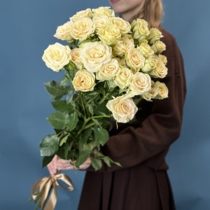 5 кустовых роз Тринити 80 см