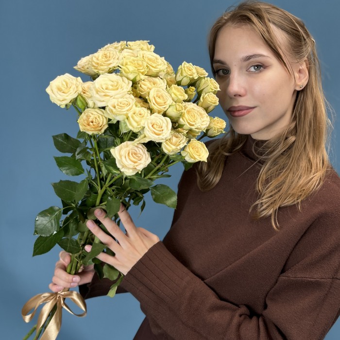 5 кустовых роз Тринити 80 см