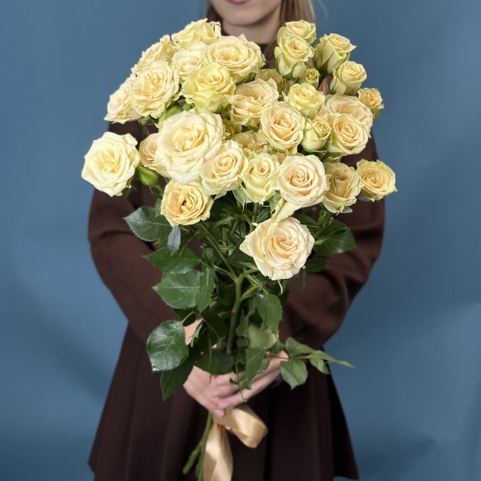 5 кустовых роз Тринити 80 см