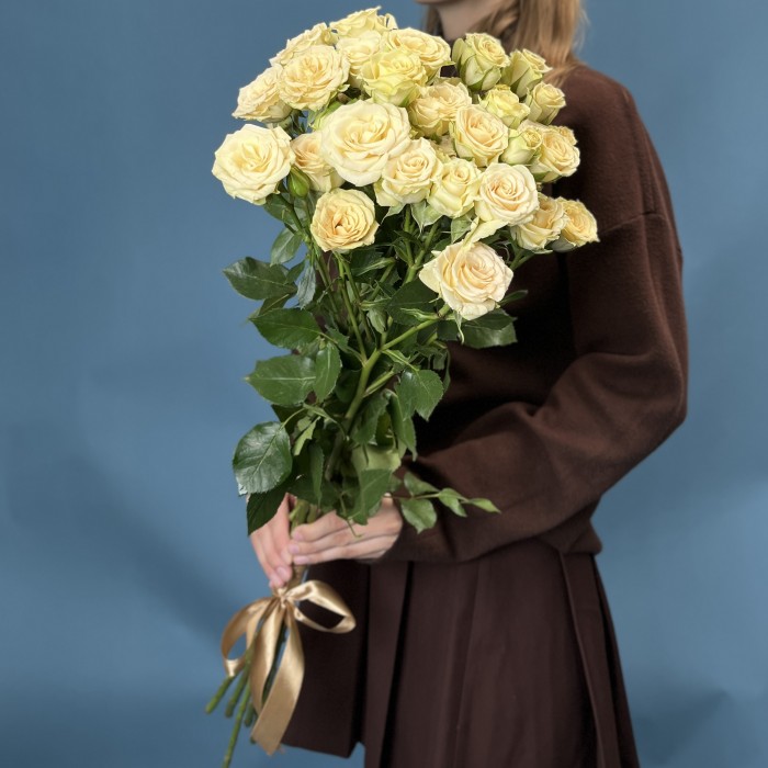 5 кустовых роз Тринити 80 см