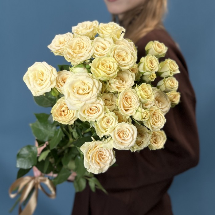 5 кустовых роз Тринити 80 см