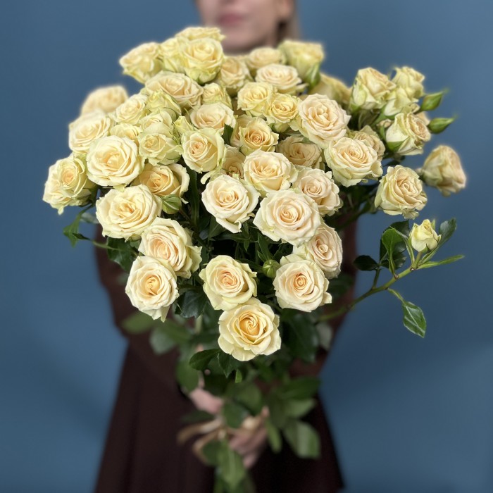 7 кустовых персиковый роз Тринити 80 см