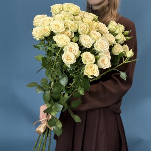 7 кустовых персиковый роз Тринити 80 см