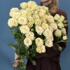 7 кустовых персиковый роз Тринити 80 см