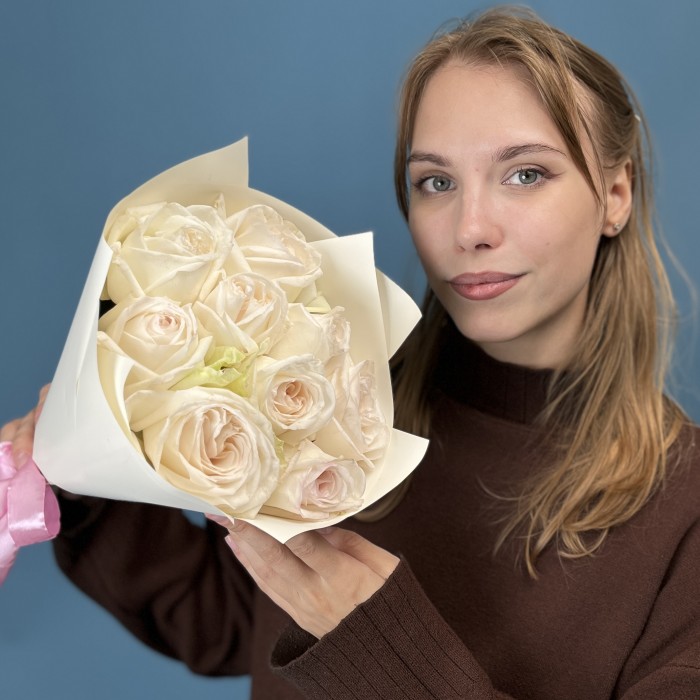 9 ароматных белых роз Вайт Охара 50 см