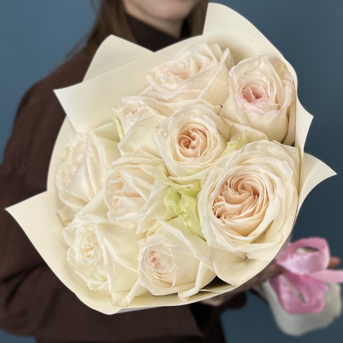 9 ароматных белых роз Вайт Охара 50 см