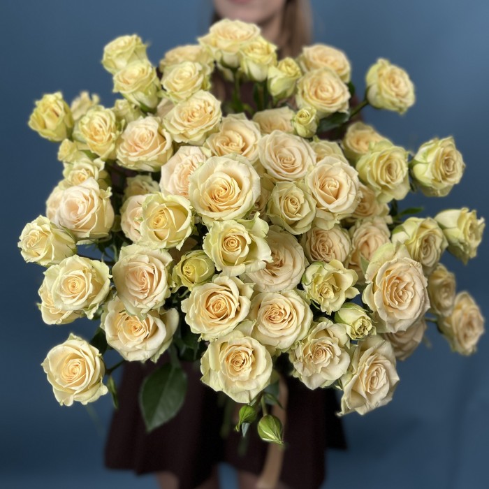 9 кустовых роз Тринити 80 см