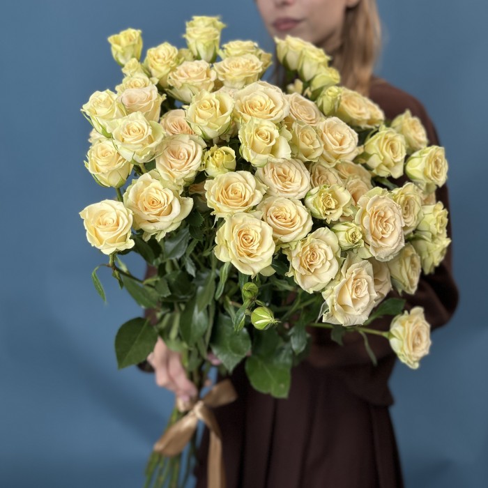 9 кустовых роз Тринити 80 см