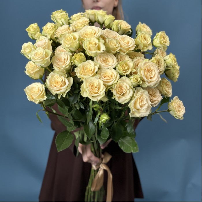 9 кустовых роз Тринити 80 см