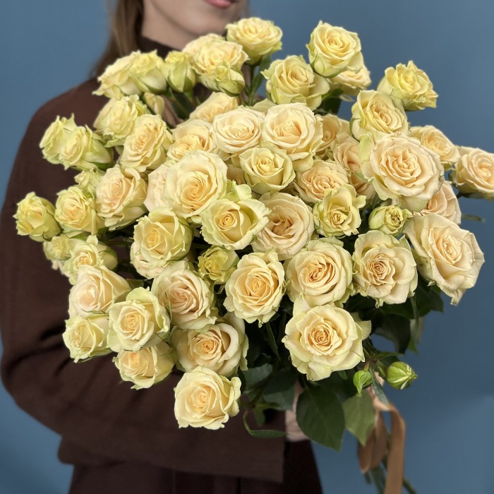 9 кустовых роз Тринити 80 см