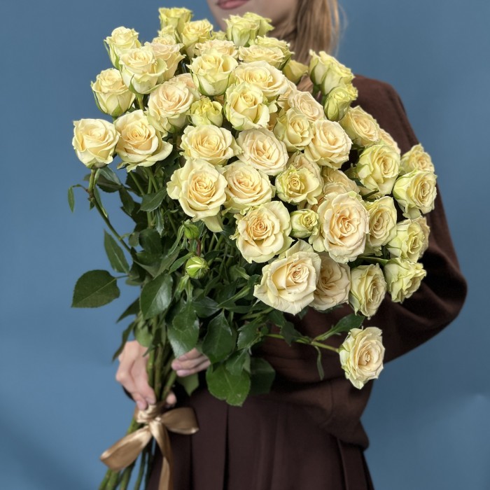 9 кустовых роз Тринити 80 см