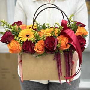 Яркая композиция с герберами в сумочке