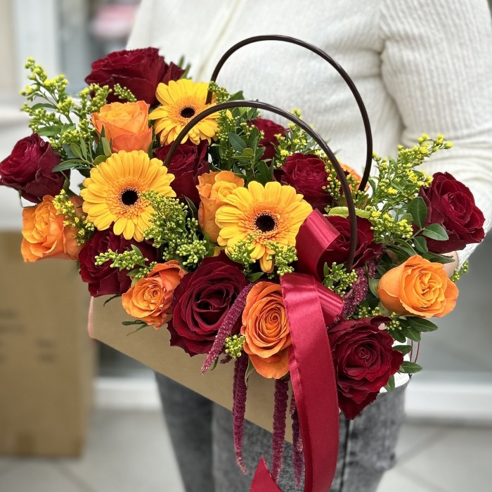 Яркая композиция с герберами в сумочке