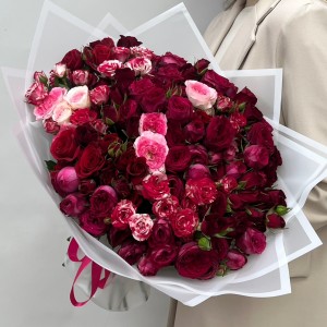 35 кустовых роз красно - малиновый MIX