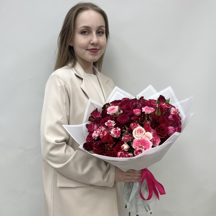 35 кустовых роз красно - малиновый MIX