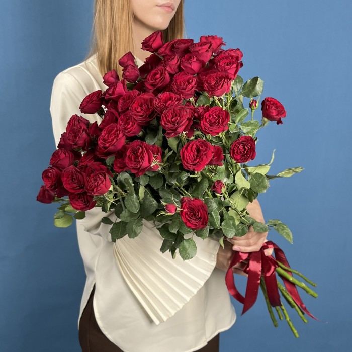 11 кустовых пионовидных роз Ред Трендсеттер 60 см