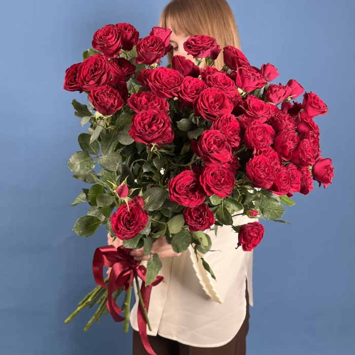 11 кустовых пионовидных роз Ред Трендсеттер 60 см
