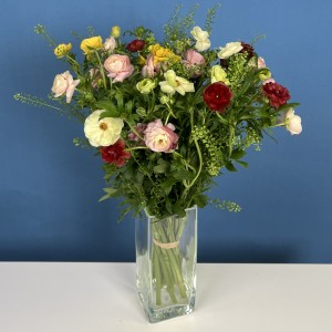 17 ярких полевых ранункулюсов с гринбелом