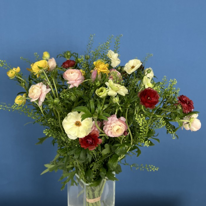 17 ярких полевых ранункулюсов с гринбелом