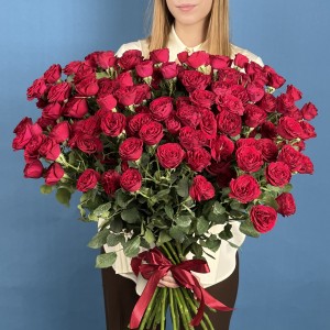 Кустовая пионовидная роза Ред Трендсеттер 70 см