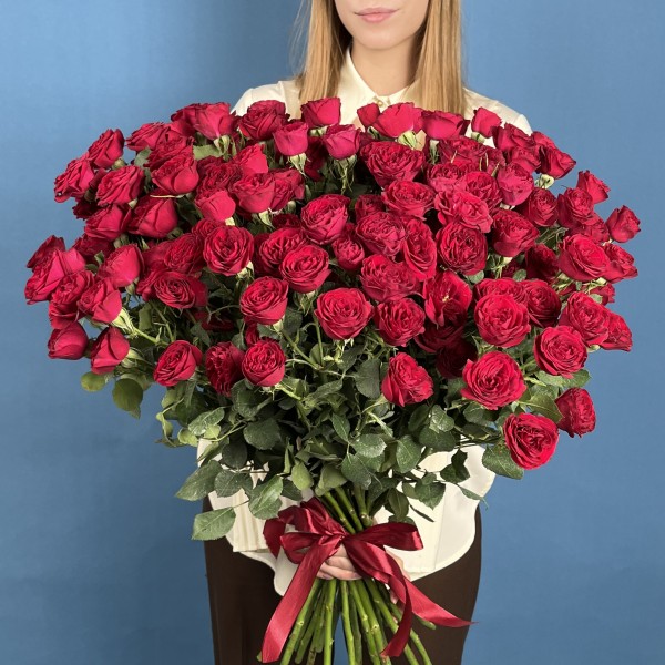 Кустовая пионовидная роза Ред Трендсеттер 70 см