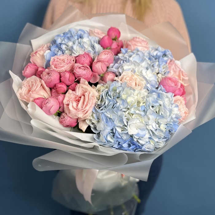 Букет с розами и голубой гортензией