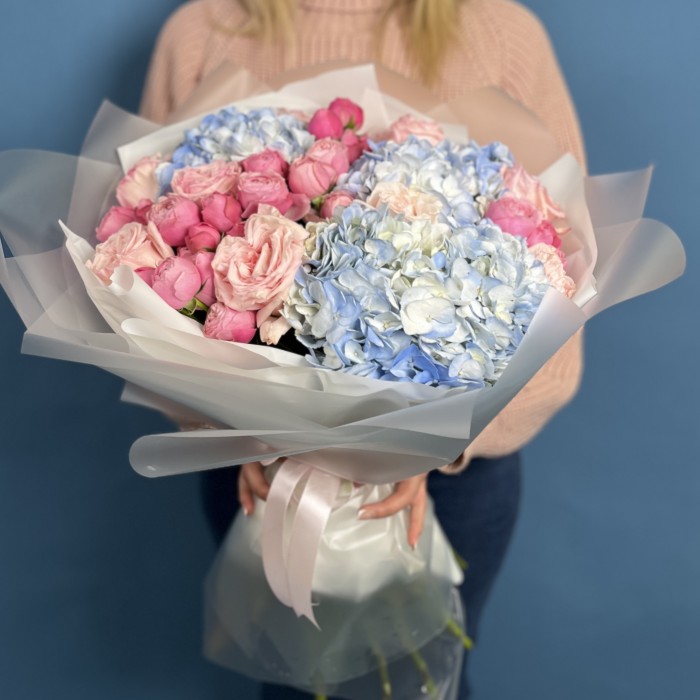 Букет с розами и голубой гортензией