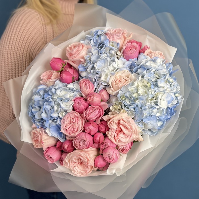 Букет с розами и голубой гортензией