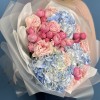 Букет с розами и голубой гортензией