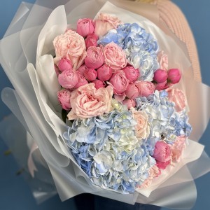 Букет Для мамы с розами и голубой гортензией
