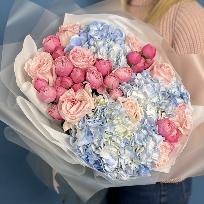 Букет с розами и голубой гортензией