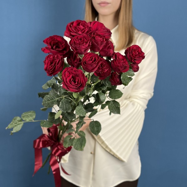 3 кустовые красные розы Ред Трендсеттер 70 см