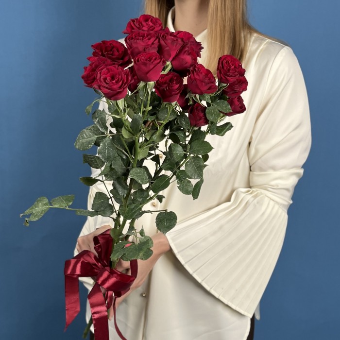 3 кустовые пионовидные розы Ред Трендсеттер 60 см