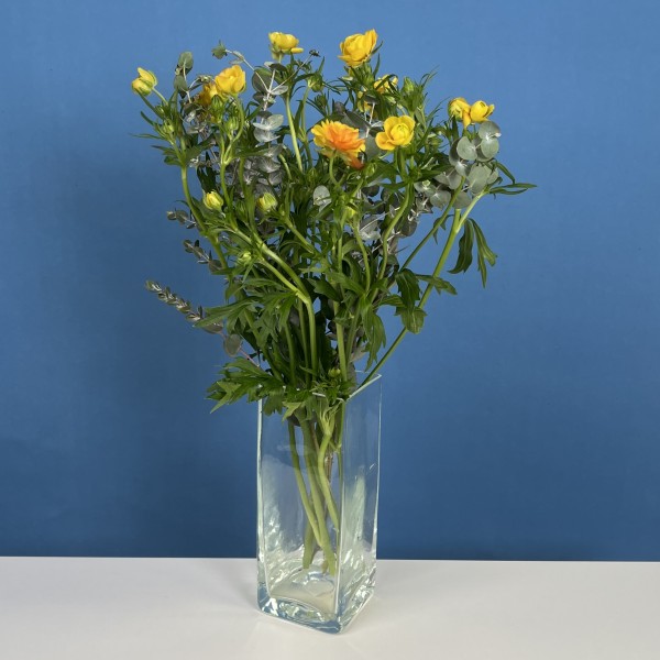 5 ярких желтых полевых ранункулюсов с эвкалиптом