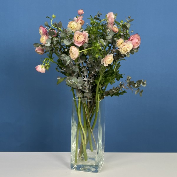 7 розовых полевых ранункулюсов с эвкалиптом