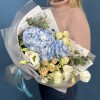 Букет для мамы с голубой гортензией и кустовыми розами