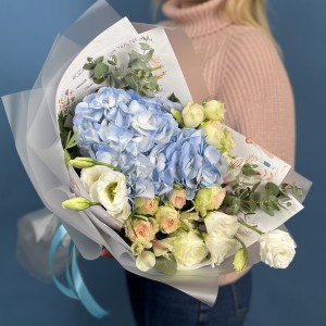 Букет Для мамы с голубой гортензией и кустовыми розами