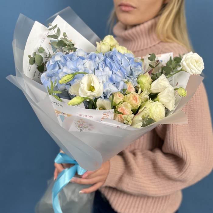 Букет Для мамы с голубой гортензией и кустовыми розами