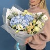 Букет для мамы с голубой гортензией и кустовыми розами
