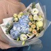 Букет для мамы с голубой гортензией и кустовыми розами