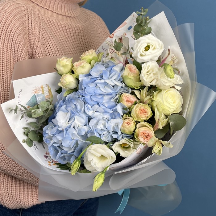 Букет Для мамы с голубой гортензией и кустовыми розами