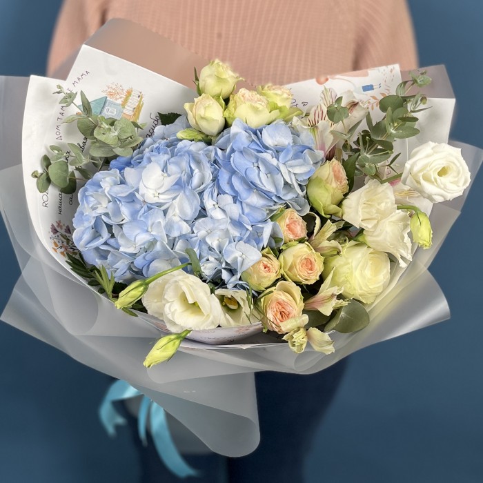 Букет Для мамы с голубой гортензией и кустовыми розами