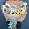Букет для мамы с голубой гортензией и кустовыми розами