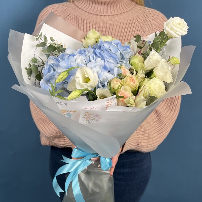 Букет Для мамы с голубой гортензией и кустовыми розами